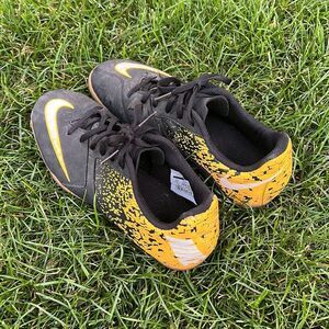 Nike Bombax Indoor Soccer
Shoes Boys 6 Youth Black & Orange